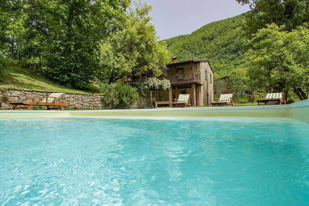Alleinstehendes Ferienhaus mit  W-Lan, privatem Pool, Tv, Terrasse, Haustiere erlaubt, Parkplatz in San Romano in Garfagnana, Garfagnana