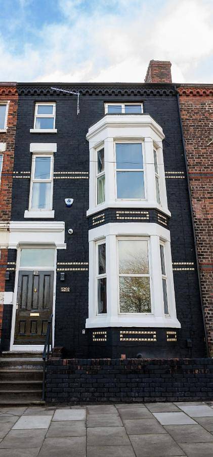 Bed & breakfast for 18 people, with Garden in Liverpool