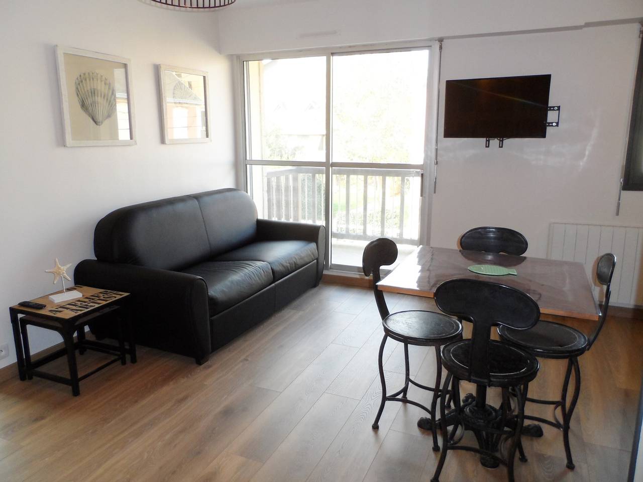 Entire apartment, Comfortable 1Br Apartment Near Beach with Parking and Internet in Cabourg in Cabourg, Caen region