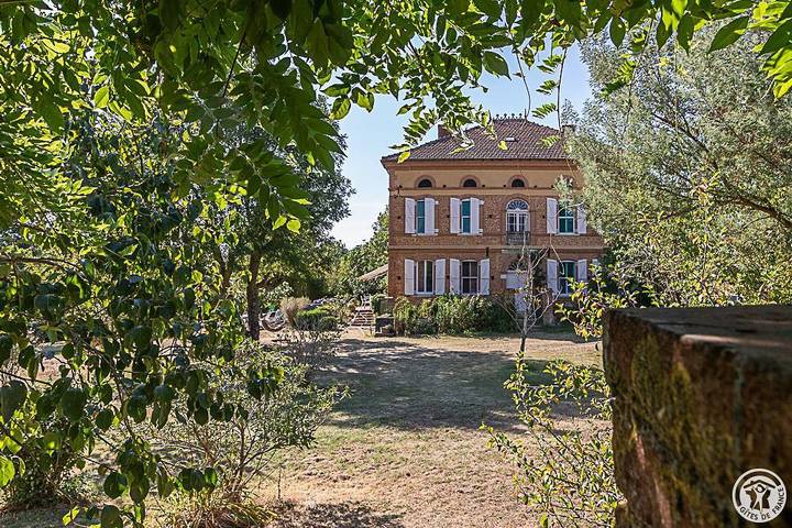 Gîte pour 14 personnes, avec Balcon/Terrasse et Terrasse ainsi que Jacuzzi et Jardin