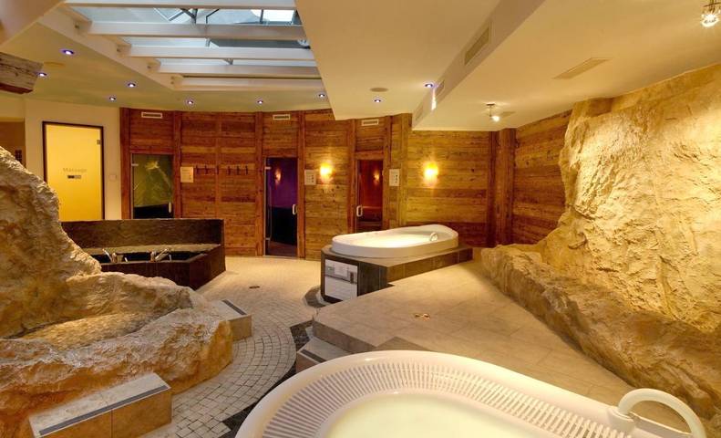 Vakantiewoning voor 2 personen, with Balkon and Whirlpool as well as Terras and Sauna in Saas-Fee