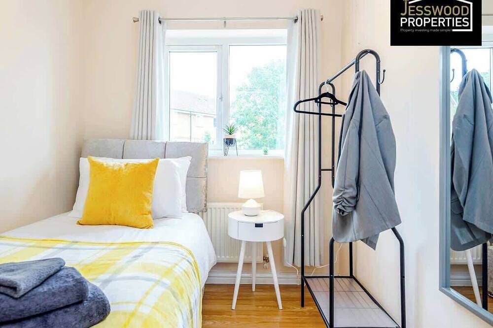 Contractors Home 3 Bed 2.5 Bath | Parking | Wifi in Luton, Chiltern Hills