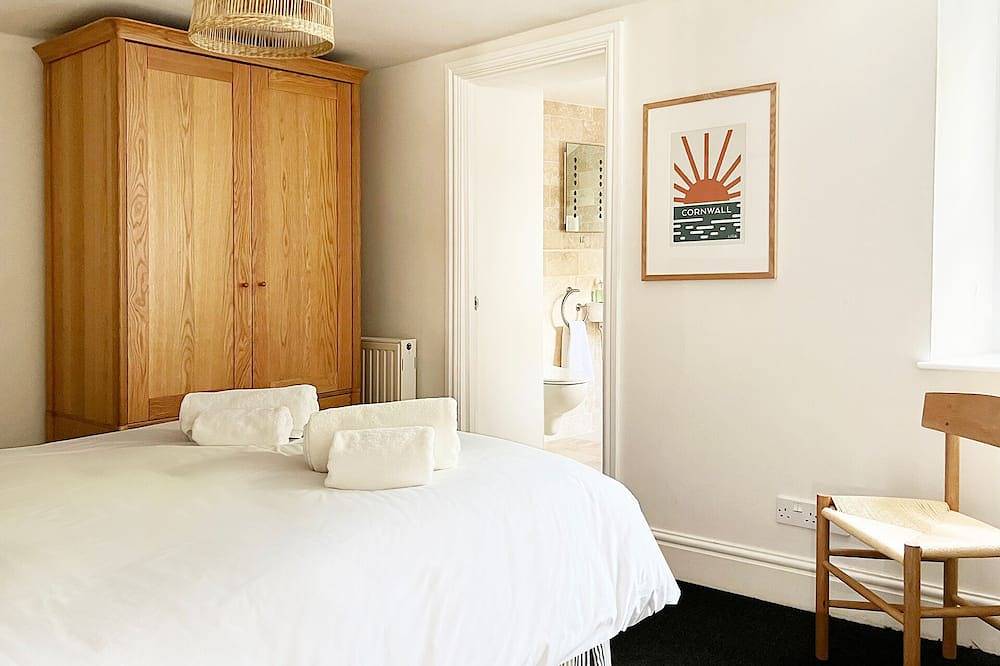 Traditional Cornish Cottage on Charlestown Harbour, parking, beach & pubs in Charlestown, Cornwall