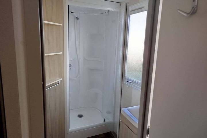 Quiet, well-shaded mobile home, swimming pool, play area. 5 minutes from the lake. in Sainte-Croix-du-Verdon, Verdonschlucht