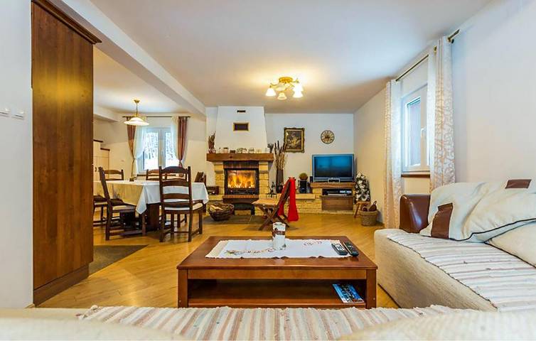 Charmante 250 m² große Wohnung mit Pool, WLAN und Terrasse in Gospitsch, Naturpark Velebit