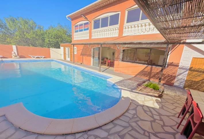 Gîte pour 24 personnes, avec terrasse et piscine