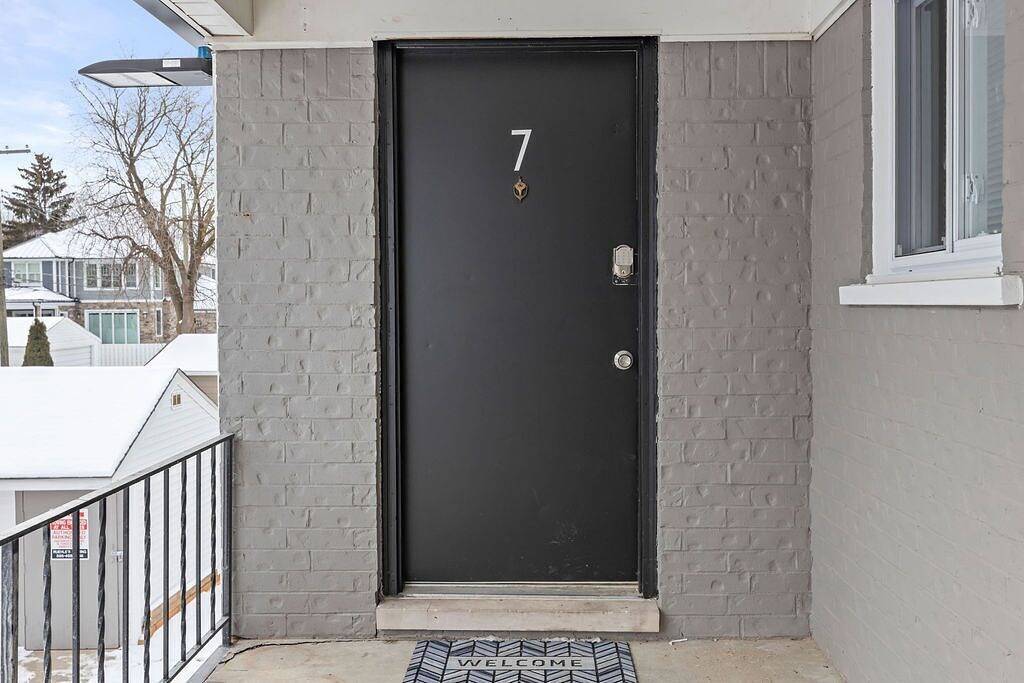 Ganze Wohnung, 2nd Floor, Corner unit ft. King Bed + Workspace in Mount Clemens, Lake St. Clair