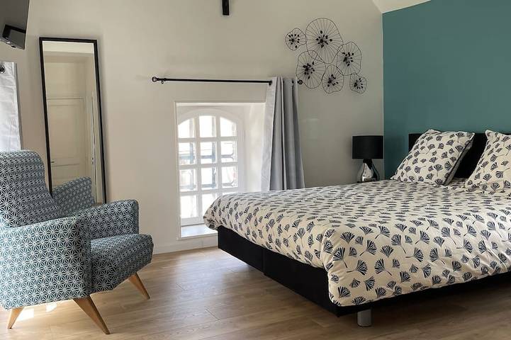 Location de vacances pour 12 personnes, avec jardin ainsi que terrasse et jacuzzi à Sens - 2