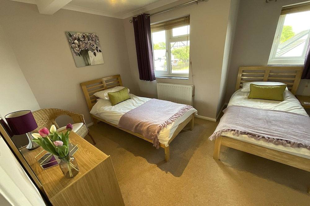 3 Bedroom Swan Cottage In Wroxham, Norfolk, Norfolk Broads, England in Hoveton, The Broads