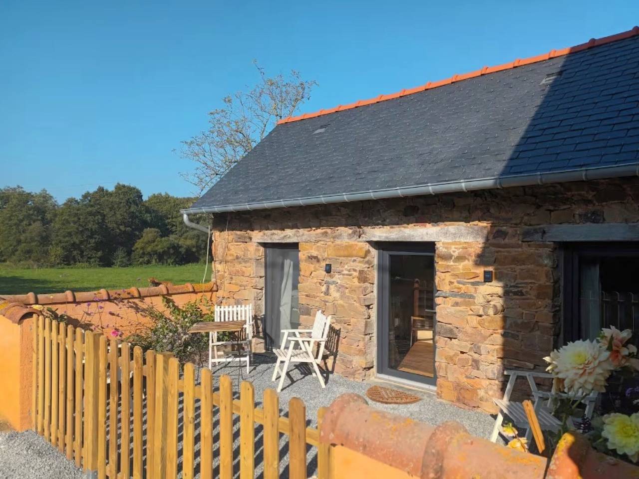 Appartement entier, Studio « Charmante Petite Maison à la Ferme » avec terrasse, jardin privé et Wi-Fi in Grand-Fougeray, Région de Redon