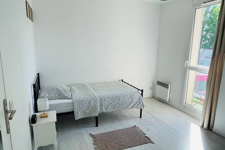 Gemütliches Zimmer mit privatem Balkon in der Nähe der Pariser Metro in Aubervilliers, Seine-Saint-Denis