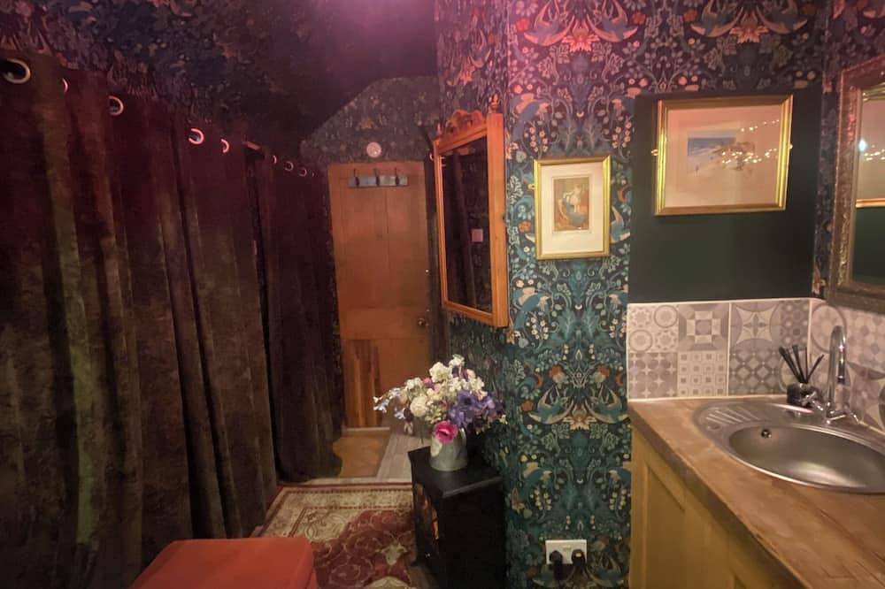 Entire apartment, Cosy boutique style space.  Close to country pub. Direct bus route to Liverpool. in Merseyside