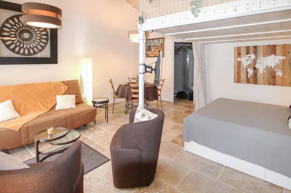 Amazing home in Carpentras with private swimming pool, can be inside or outside in Carpentras, Parque natural regional del Mont Ventoux