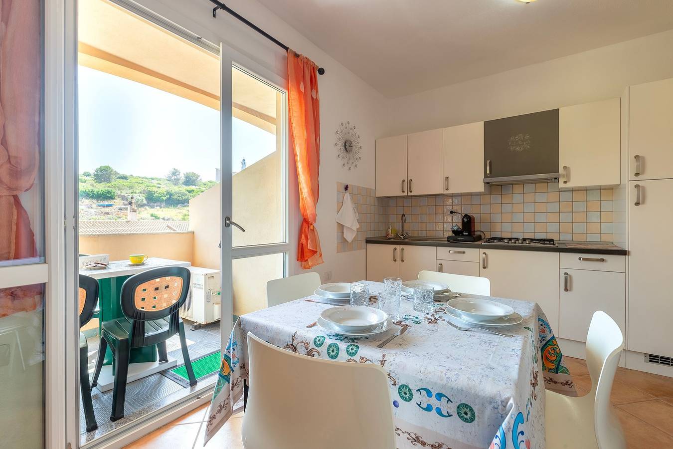 Casa vacanze 'Mare Nostrum' con vista sulle montagne, terrazza privata e aria condizionata in Castelsardo, Provincia di Sassari