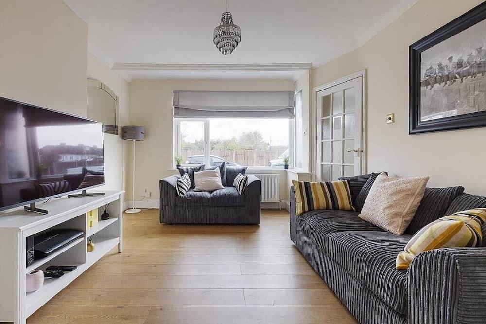 Modern 4 bed house in Heathrow, London in Spelthorne, Surrey