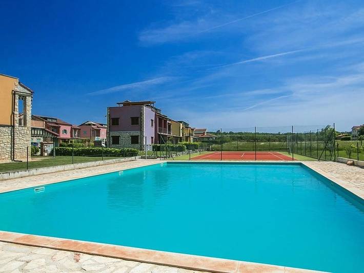 Ferienwohnung für 4 Personen, mit Balkon/Terrasse und Pool in Nova Vas