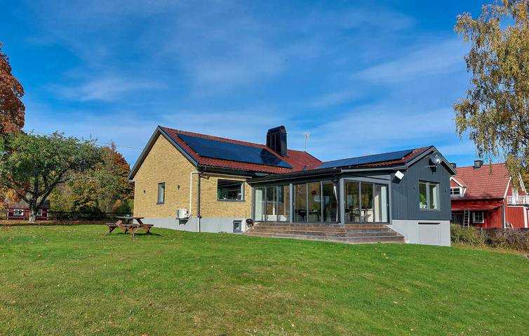 Ferienhaus für 6 Personen, mit Terrasse und Garten sowie Sauna und Seeblick