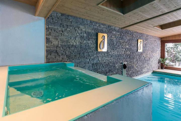 Hôtel pour 4 personnes, avec sauna et jacuzzi ainsi que terrasse et piscine, animaux acceptés