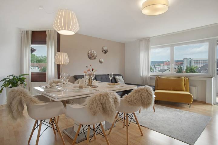 Geheel appartement, Appartement 'Geräumige Schöne Ferienwohnung' met privé terras, balkon en Wifi in Weingarten, Region Bodensee-Oberschwaben