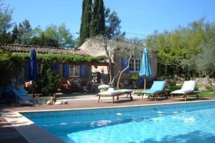 Gîte pour 2 personnes, avec jardin à Valbonne