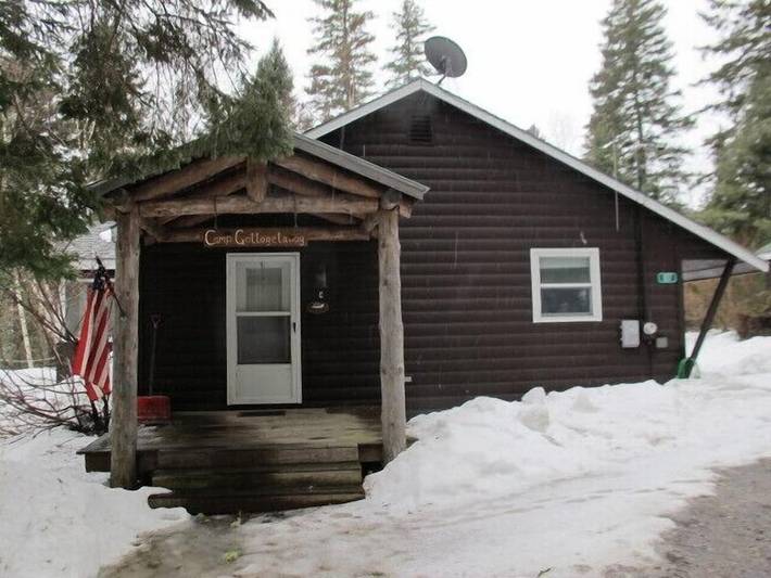 Log cabin for 4 people, with terrace in Maine