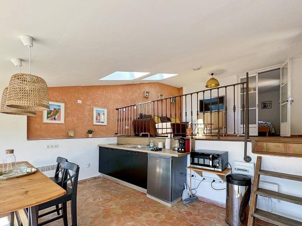 Appartement entier, One-Bedroom Apartment in Roussillon, Parc naturel régional du Luberon