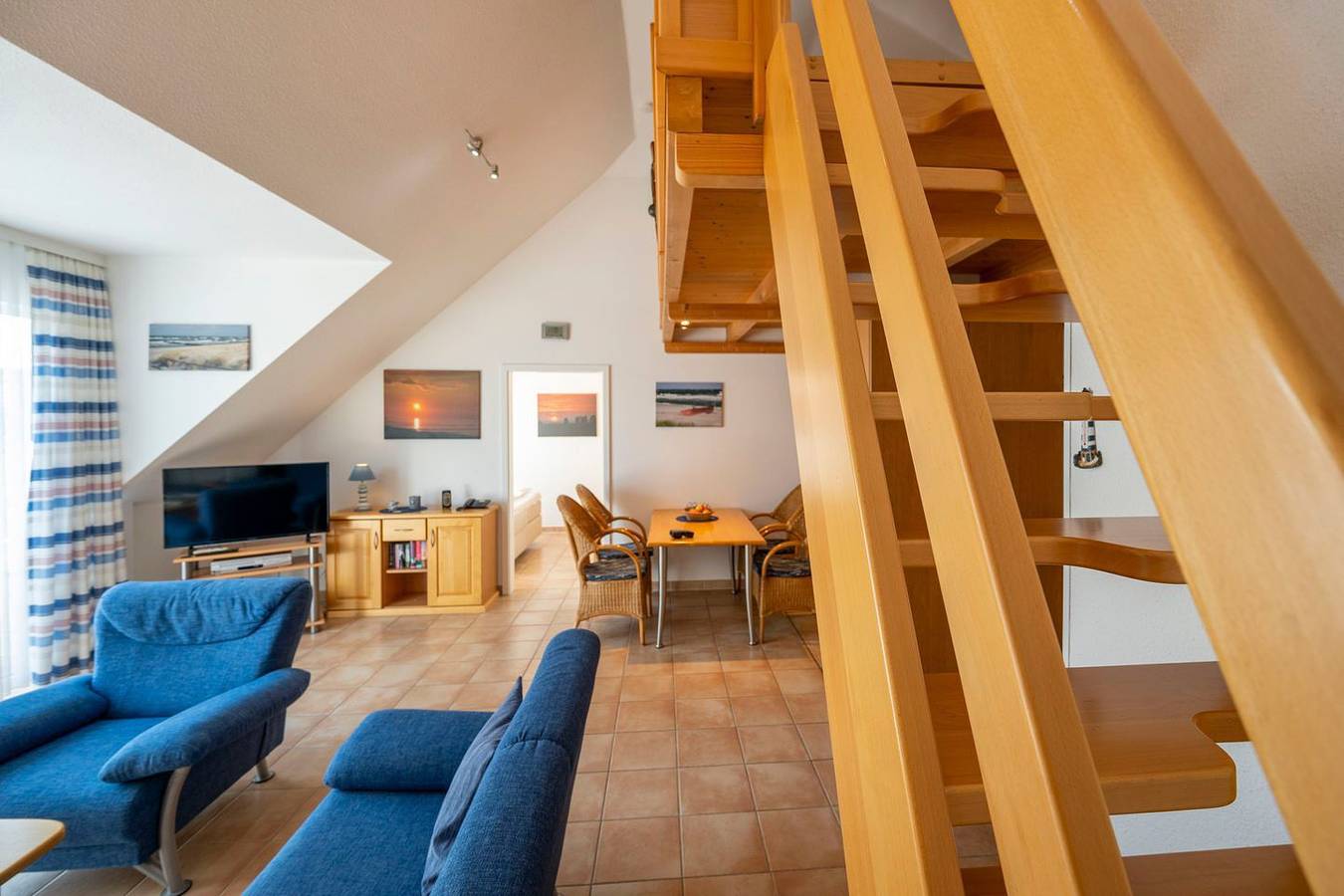 Ganze Wohnung, Komfortable Ferienwohnung in erster Reihe zur Ostsee mit Balkon in Zingst in Ostseebad Zingst, Zingst