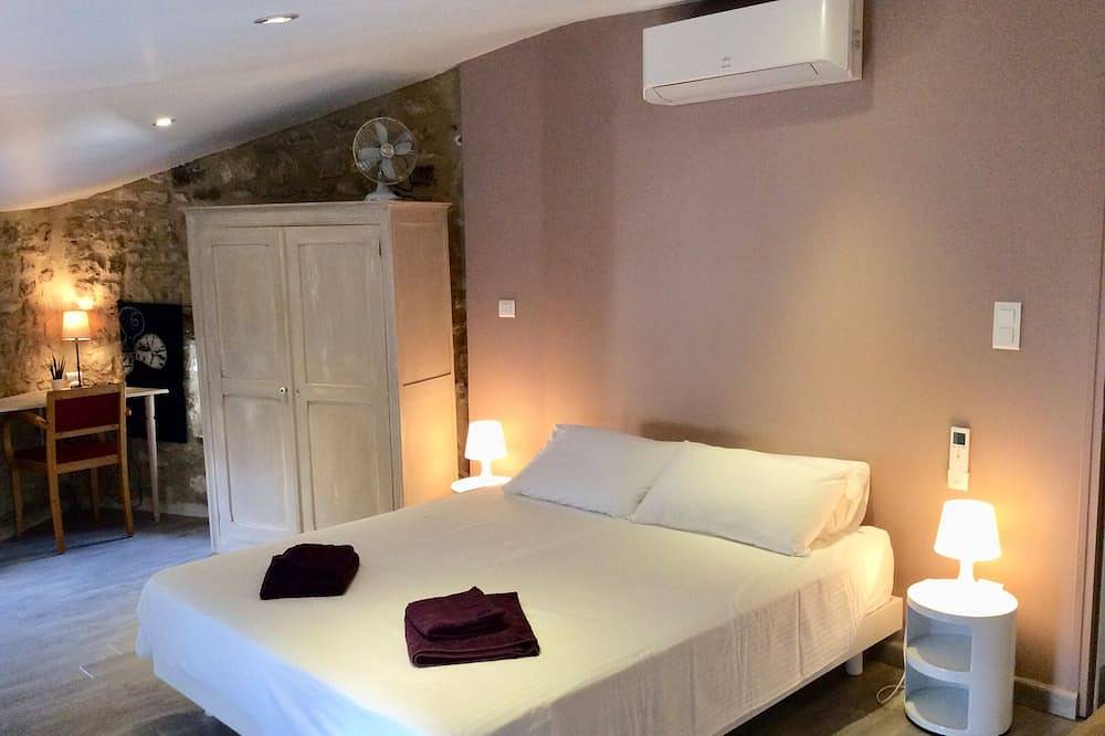 Renoviertes Dorfhaus mit Pool und Garten in mittelalterlichem Dorf in Cornillon, Nimes und Umgebung