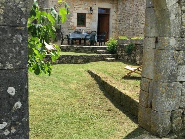 Location de vacances pour 6 personnes, avec terrasse et jardin, animaux acceptés à Borrèze