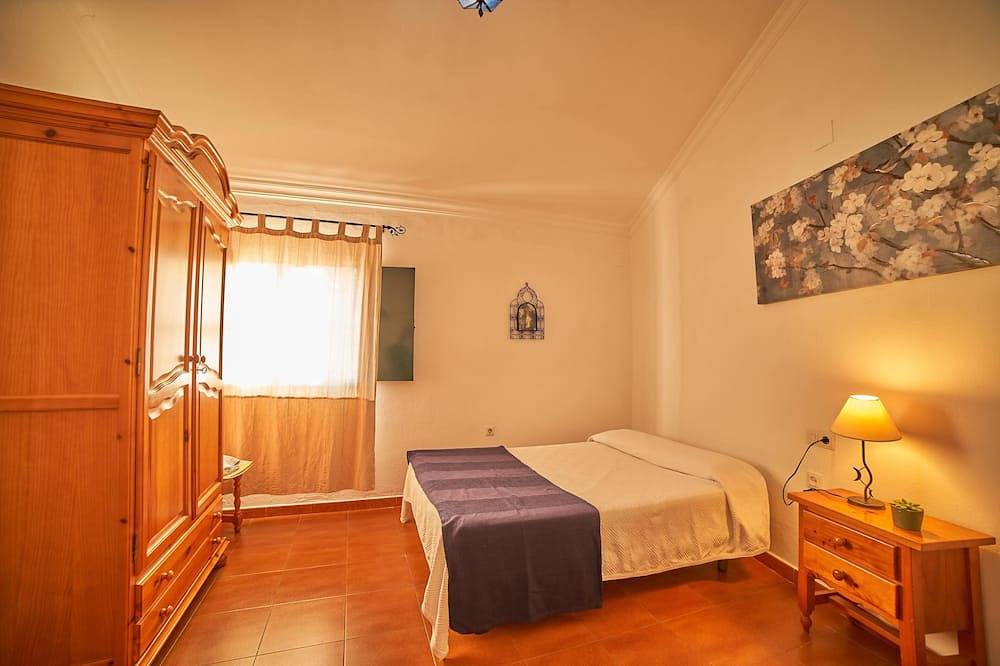 Villa Irene: large rural house for large groups (16 people) in Fuenteheridos, Sierra de Aracena y Picos de Aroche