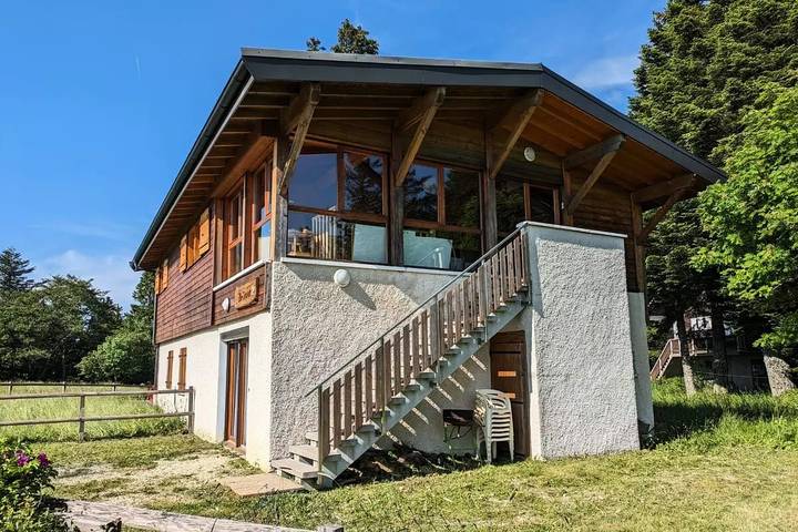 Gîte pour 10 personnes, avec jardin à Pugny-Chatenod