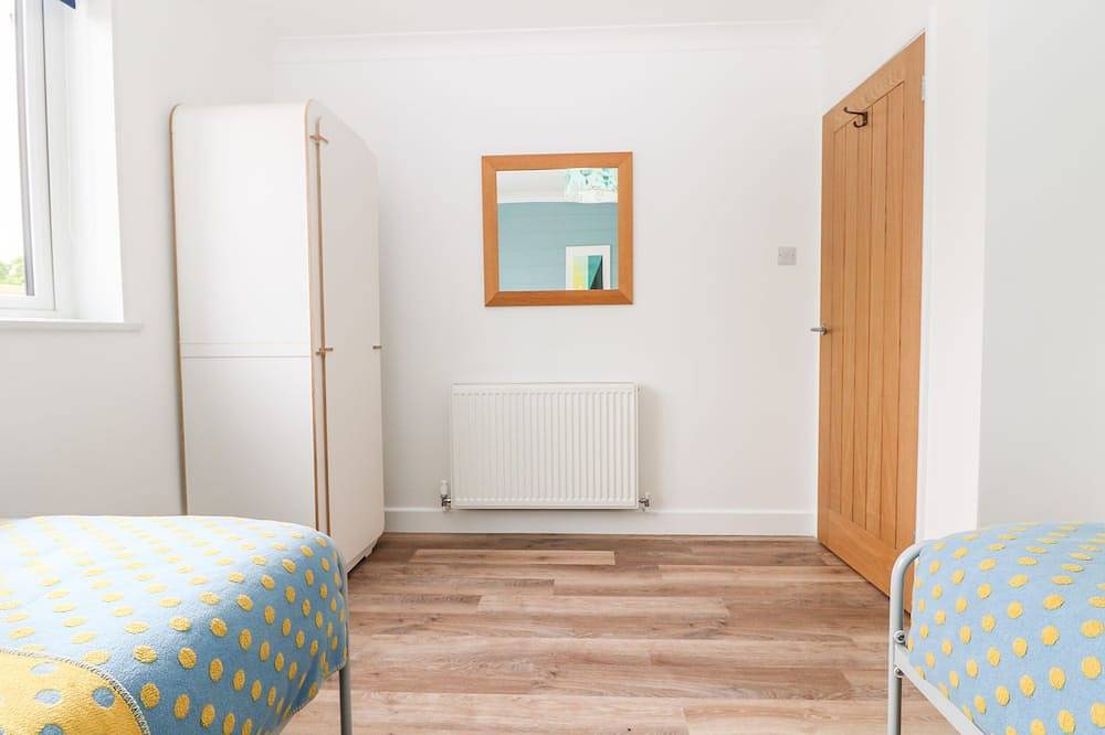 Pepperpots, pet friendly, luxury holiday cottage in Mawgan Porth in Mawgan Porth, Cornwall