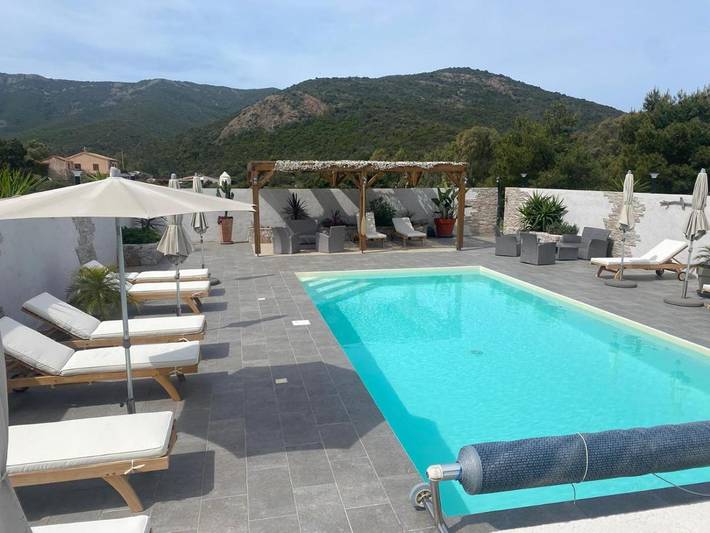 Chambre d’hôte pour 2 personnes, avec vue ainsi que piscine et balcon