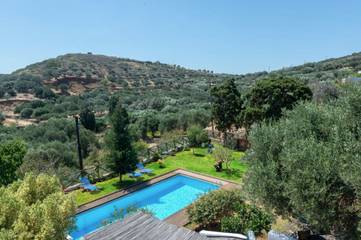 Location de vacances pour 10 personnes, avec balcon ainsi que vue sur l’océan et jardin dans Elounda