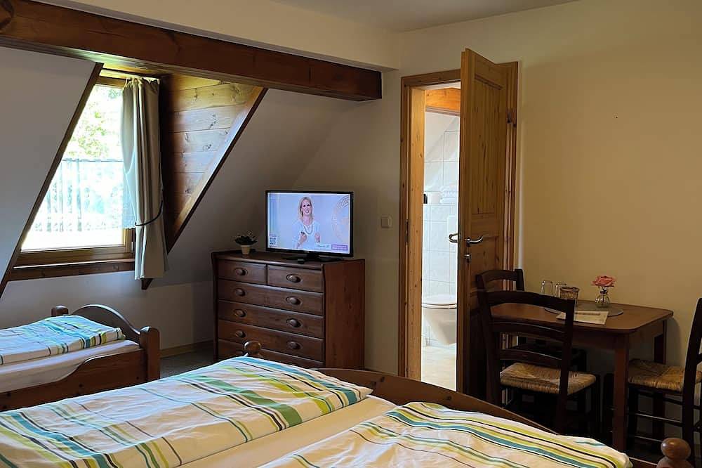 Hotel Waldhaus Zimmer 3 - Dreibettzimmer - Nähe Koblenz - mit Frühstück in Lahnstein, Mittelrhein