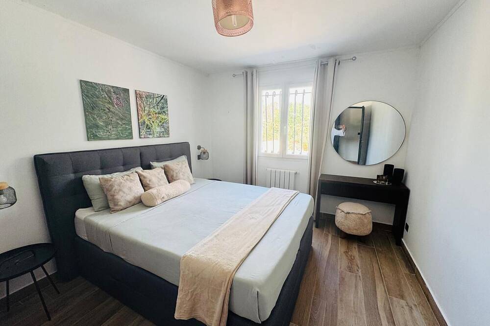 Villa Moderne 4 Chambres Avec Piscine Spa Et Climatisation in Nîmes, Région de Nîmes