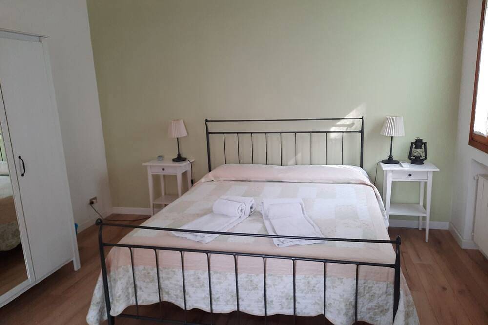 Villa al Sole is a house located only 20 minutes by bus to Venice in Mestre, Venise