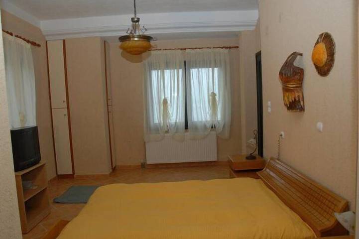 Elegante villa con playa privada, piscina, barbacoa, sauna, jacuzzi y jardín de hierbas. in Nies, Magnisia