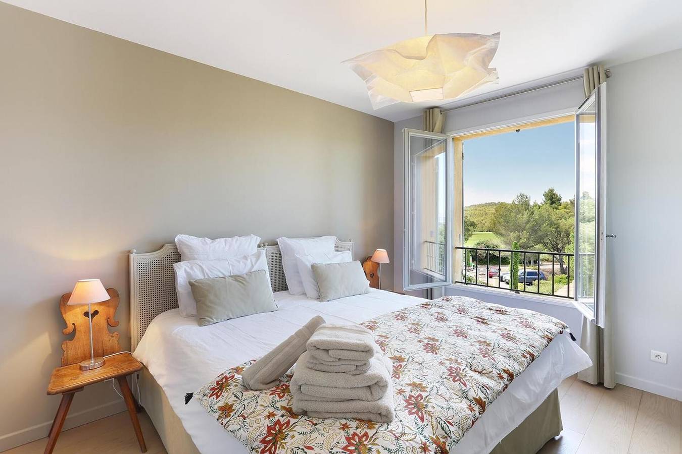 Room 'Chambre Alpilles' with Wi-Fi in Mallemort, Arles region