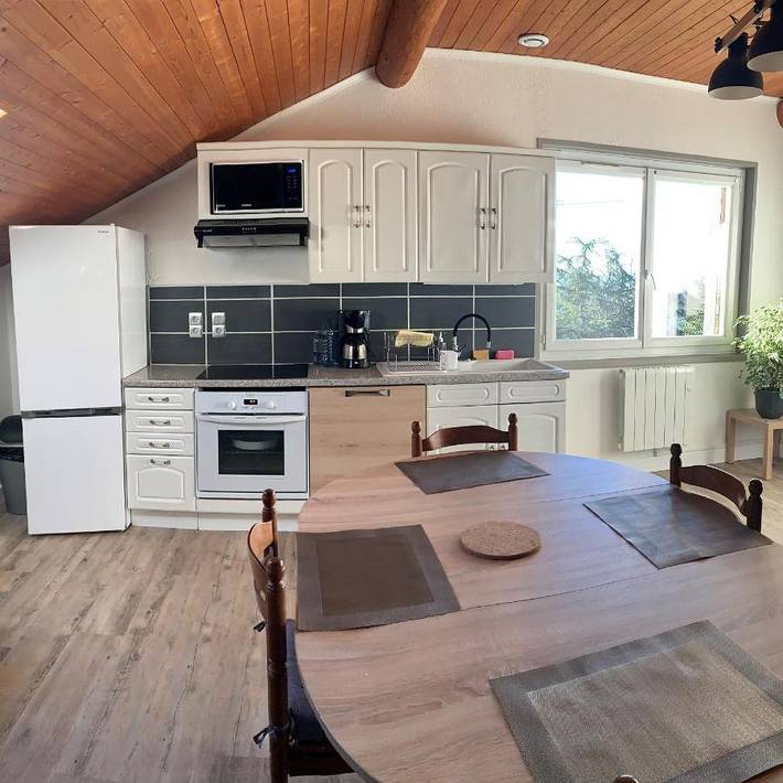 Gîte pour 6 personnes, avec vue ainsi que vue sur le lac et terrasse à Lyaud - 3