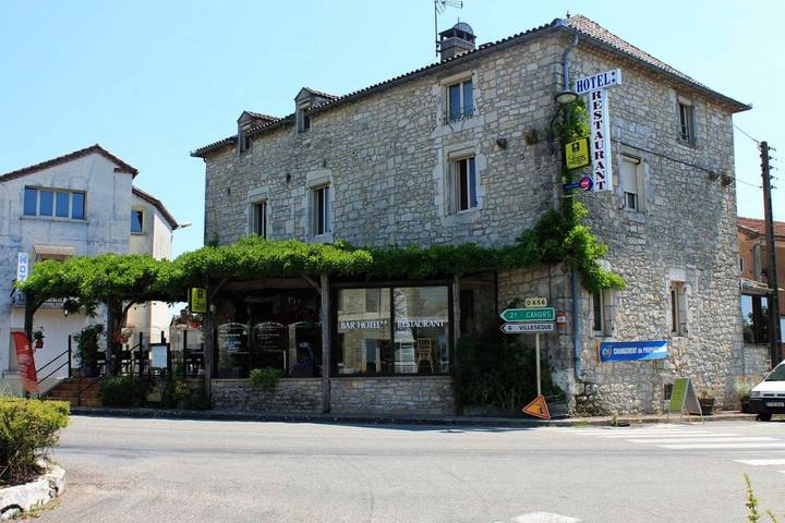 Hôtel pour 3 personnes, avec jardin ainsi que terrasse et piscine, animaux acceptés à Sauzet (Lot)