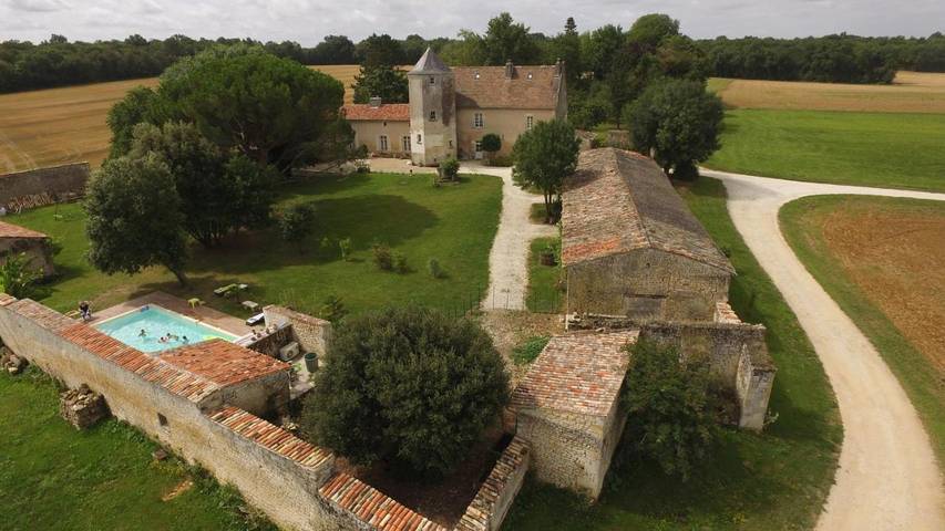 Gîte pour 4 personnes, avec piscine ainsi que vue et jardin à Avy