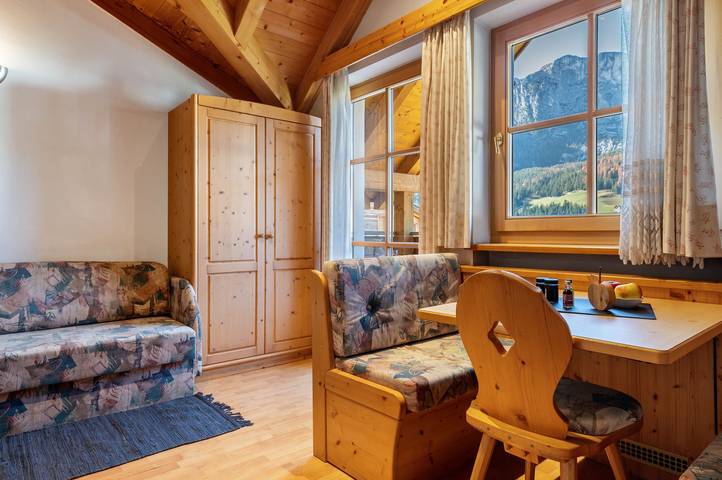 Hel lägenhet, Apartment '5' with Mountain View, Shared Garden and Wi-Fi in Badia, Dolomiti Superski