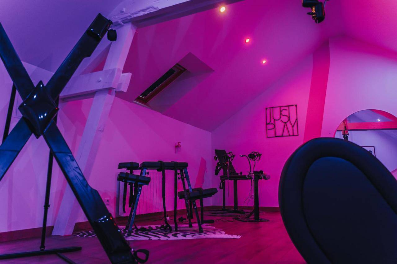 Love Room - La Villa Monroe - Un écrin de volupté épicée in Le Vézier, Marne