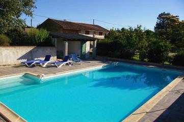 Gîte pour 6 personnes, avec piscine ainsi que jardin et terrasse à Thil