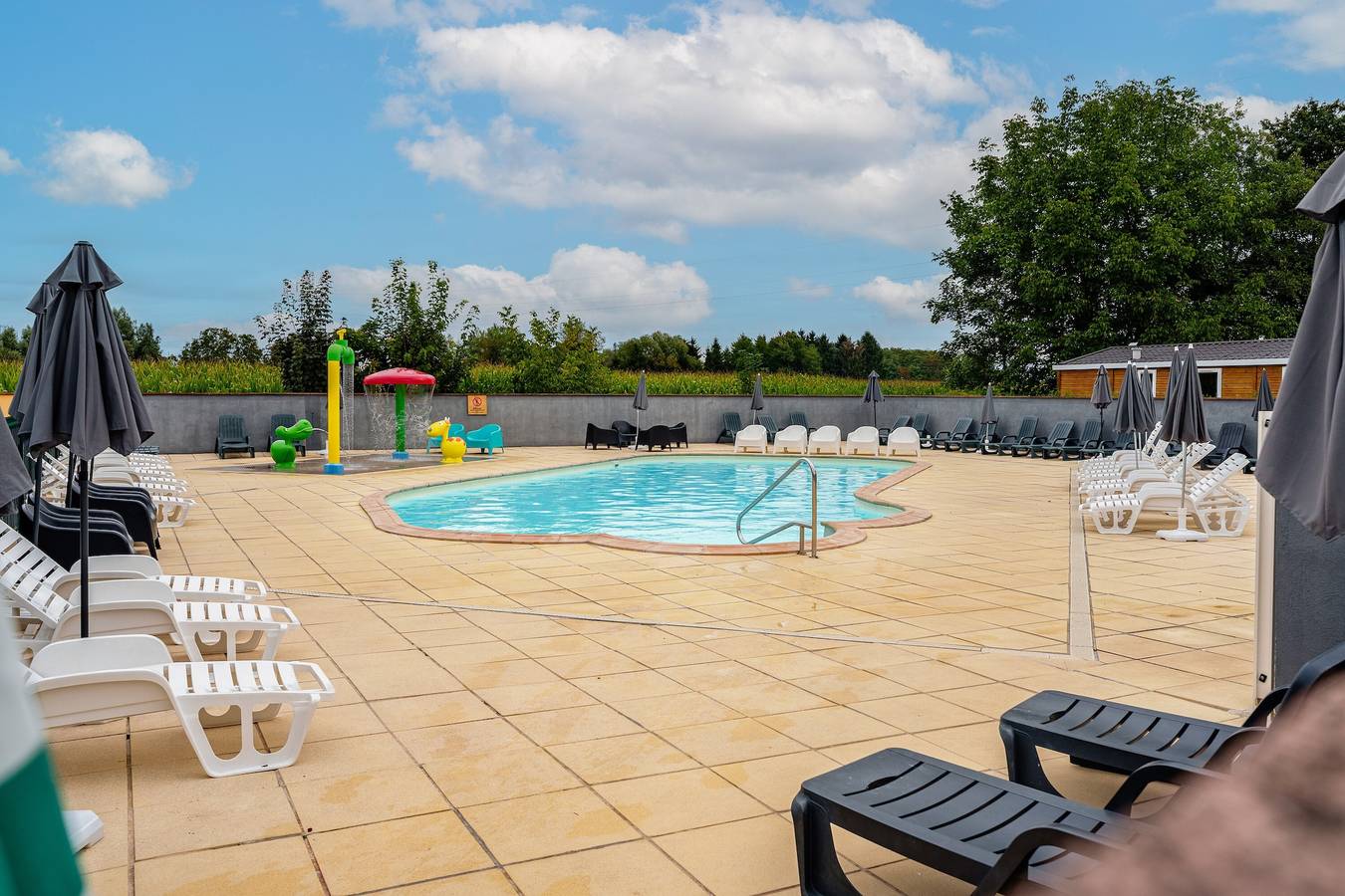 Mobil-home B027 cerca de Europapark con terraza privada y jardín compartido in Boofzheim, Región de Sélestat-Erstein