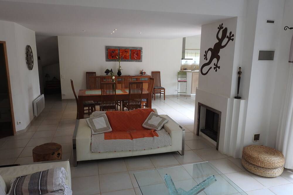 Upscale villa near Uzes, private swimming pool, enclosed grounds, Wifi. in Collias, Nimes region