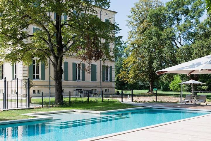 Location de vacances pour 3 personnes, avec terrasse ainsi que jardin et piscine à Sabran