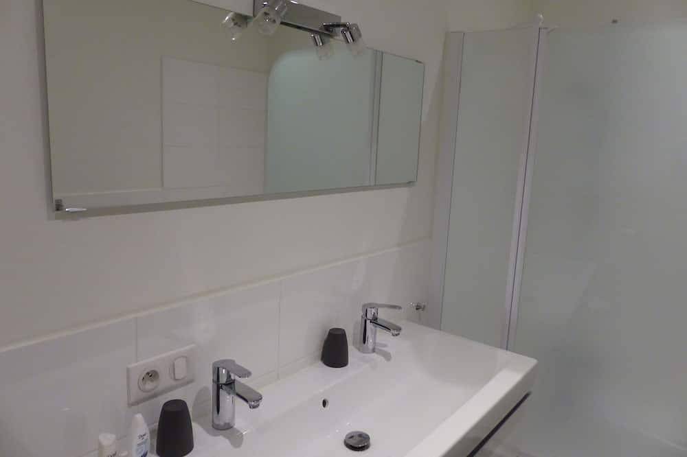 Appartement entier, L'Olive: Appartement de luxe 2 p (+ bébé) avec terrasse privée et une grande piscine in Saint-Julien-de-Lampon, Quercy