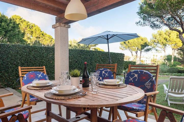 Ferienwohnung für 4 Personen, mit Balkon und Garten sowie Pool in Portocolom